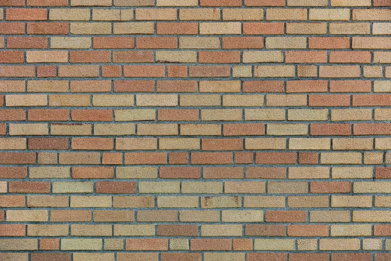 Bakstenen muur in halfsteens verband met strak voegwerk