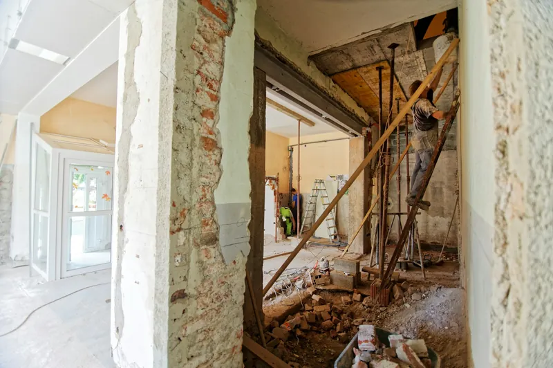 Muurdoorbraak in een woning, gestut met stalen schoren