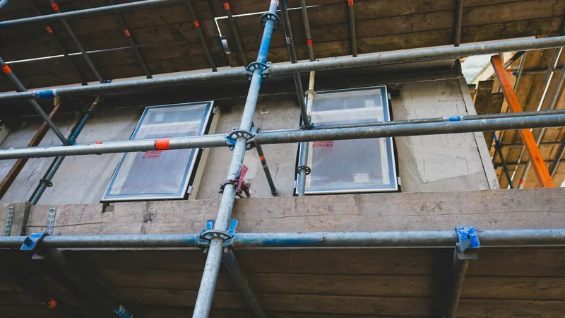 Stelling tegen de gevel van een woning tijdens gevelrenovatie