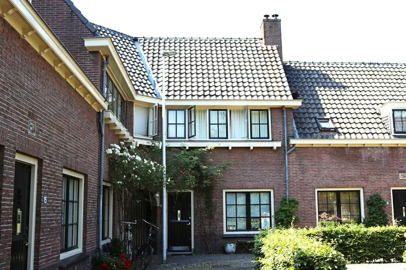Bakstenen gezinswoning met een gerenoveerde gevel en pannendak