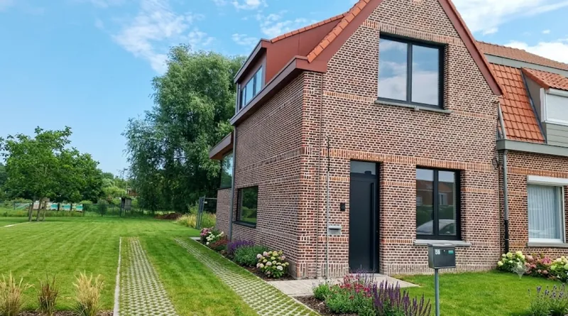 Gerealiseerde gezinswoning met vernieuwd gevelmetselwerk en zwart buitenschrijnwerk